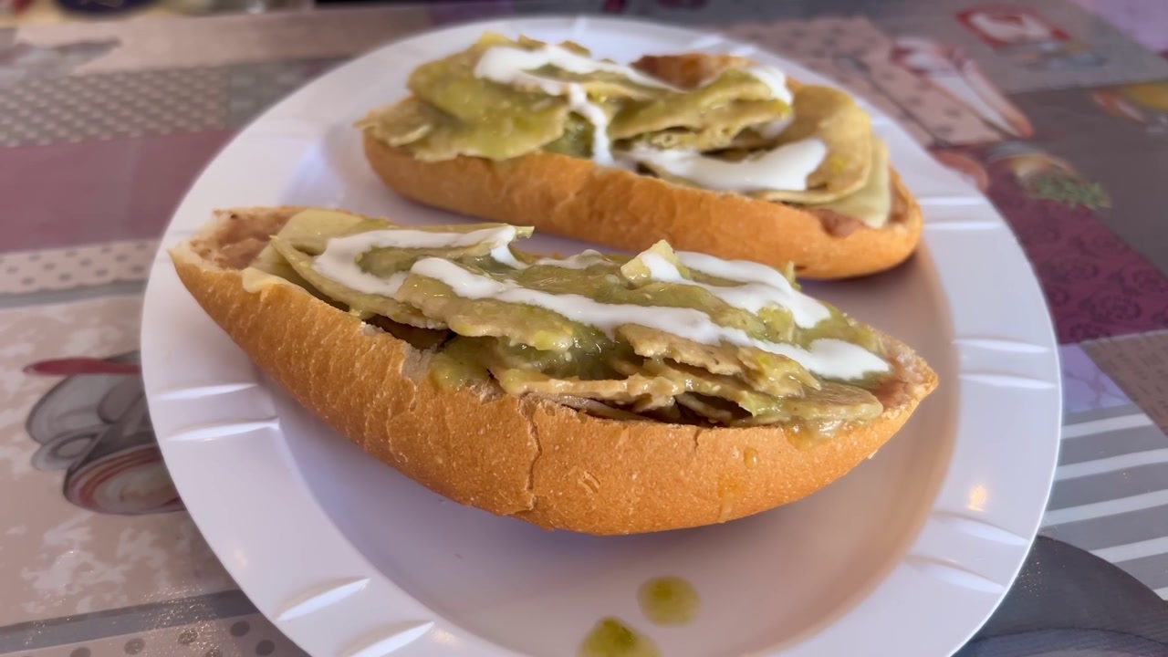 Famoso cibo messicano, torta de chilaquiles con crema su piatto usa e getta.