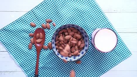 las almendras y la leche de almendras