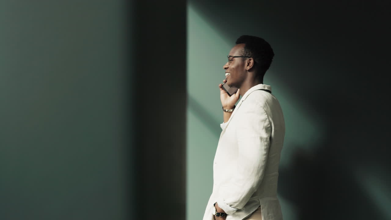 hombre de negocios, llamada telefónica y comunicación