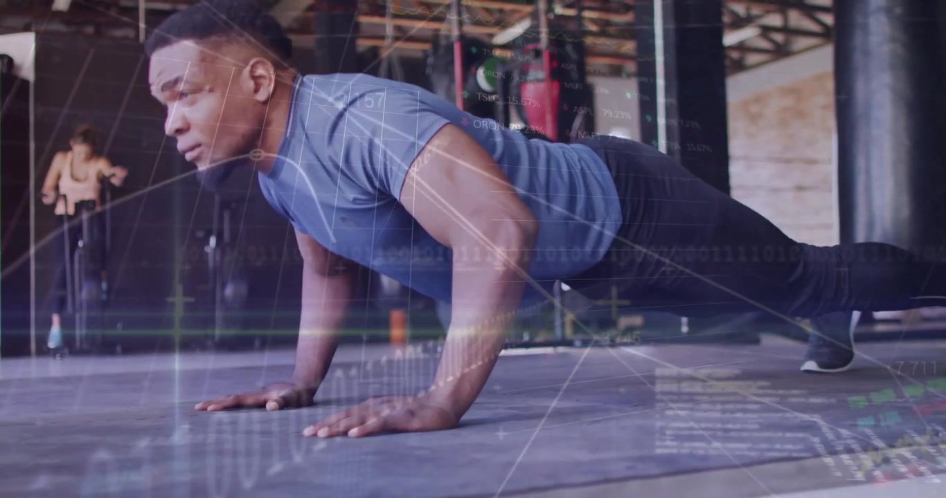 Uomo che abbassa il petto dalla posizione di plank in cicli di flessioni per il fitness, donna che regola la presa per le trazioni dietro