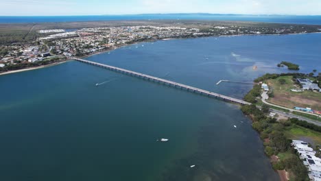 Vista-Aérea-Desde-Un-Dron-Sobre-El-Puente-De-La-Isla-Bribie-En-Queensland,-Australia