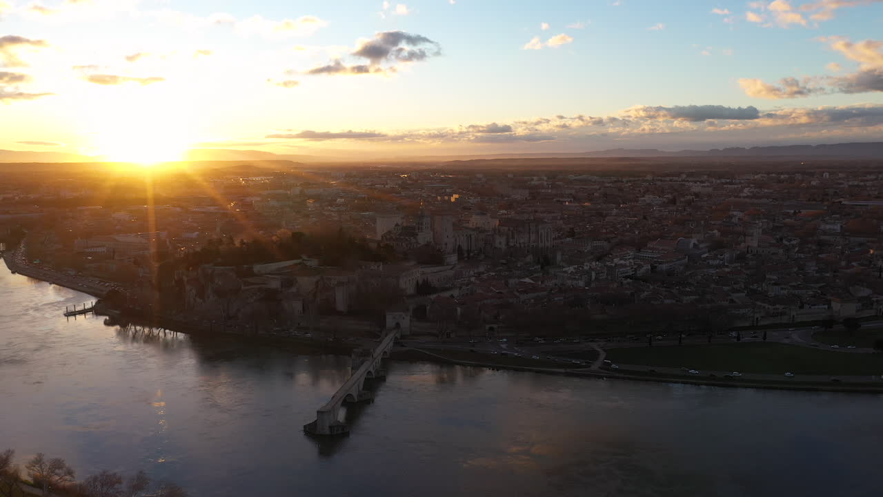 Vista aerea di Avignone, Francia, all'alba: Palazzo dei Papi UNESCO.