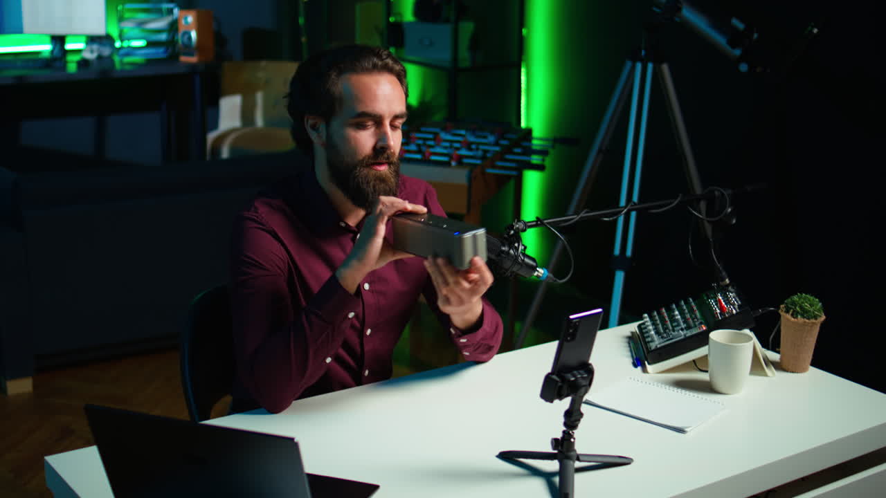 Influencer che mostra un dispositivo musicale, registrando con lo smartphone