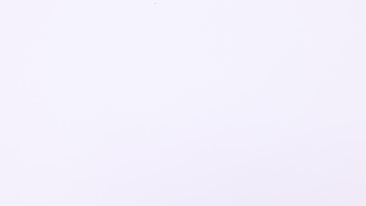 adornos de oro rojo y plata de navidad aparecen en el lado izquierdo y derecho.