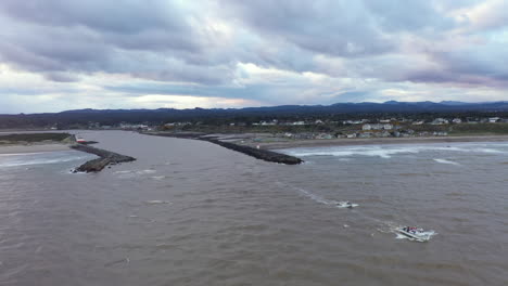 Luftaufnahme-Von-Zwei-Kommerziellen-Fischerbooten,-Die-Den-Hafen-Von-Bandon,-Oregon,-Verlassen