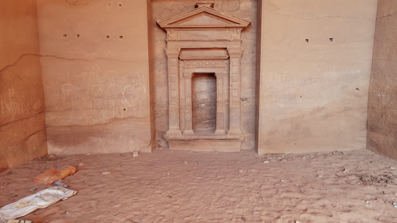 fotografía inclinada de una puerta tallada, parque arqueológico de petra, jordania