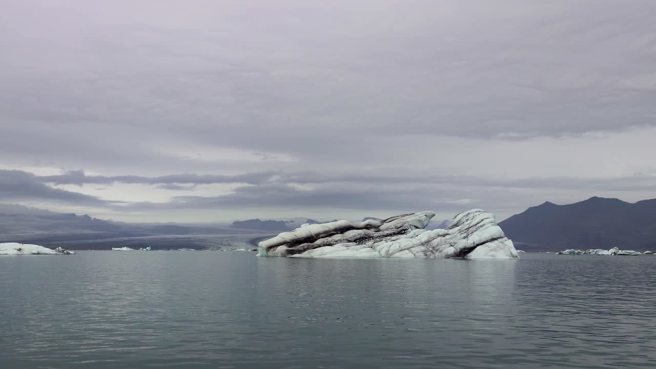 아이슬란드의 빙하 호수 근처의 다이아몬드 해변의 빙산 - 드론 촬영