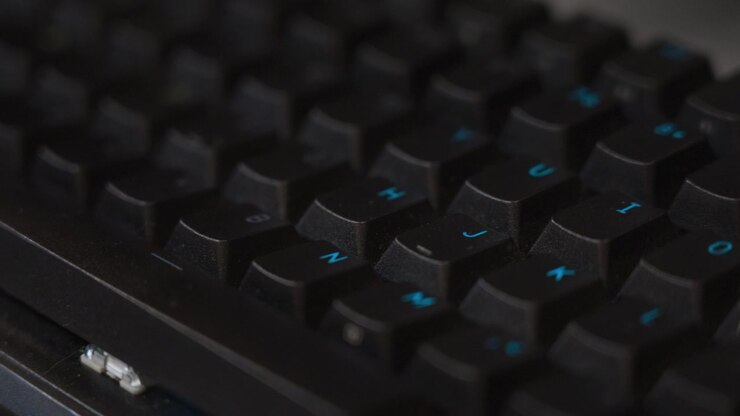 Blå farvebølgeeffekt på et tastatur