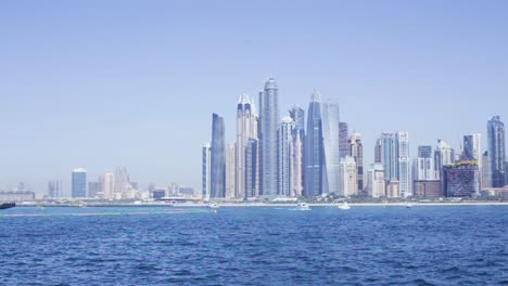 el horizonte de dubái desde el paseo marítimo