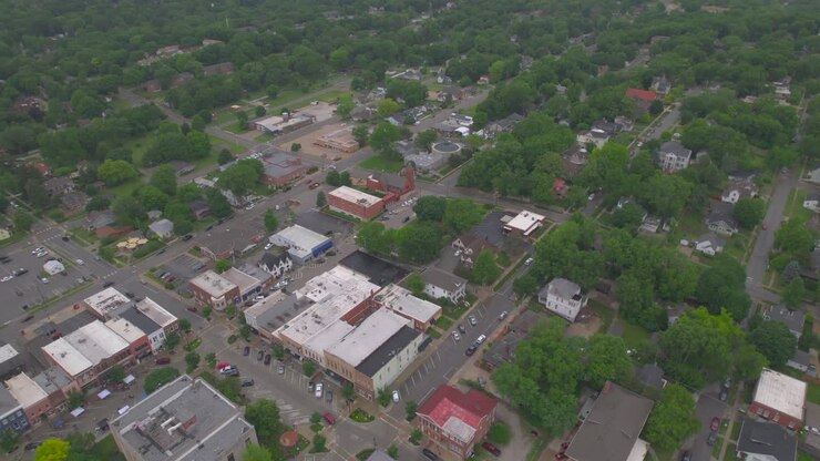 Ripresa aerea con drone sopra la piccola città di Liberty, Missouri, dove si trovano una prigione e un Centro Visitatori Mormone.