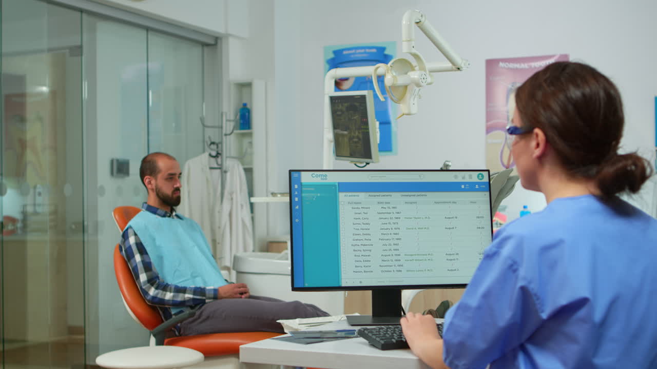 enfermera escribiendo en la computadora, haciendo citas