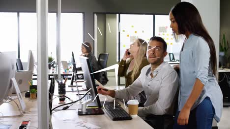 Animation-Einer-Beweglichen-Uhr-über-Verschiedenen-Geschäftsleuten-Im-Büro