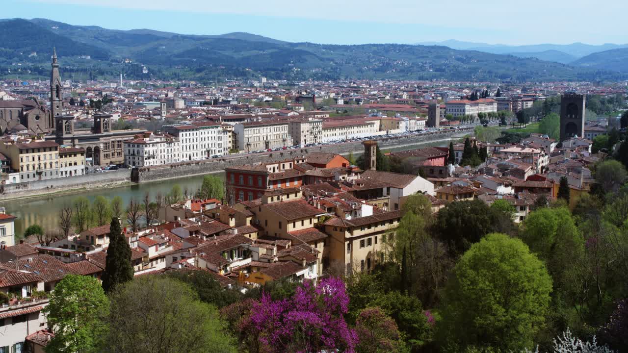 Vista panoramica del paesaggio urbano di Firenze con il fiume Arno ed edifici storici