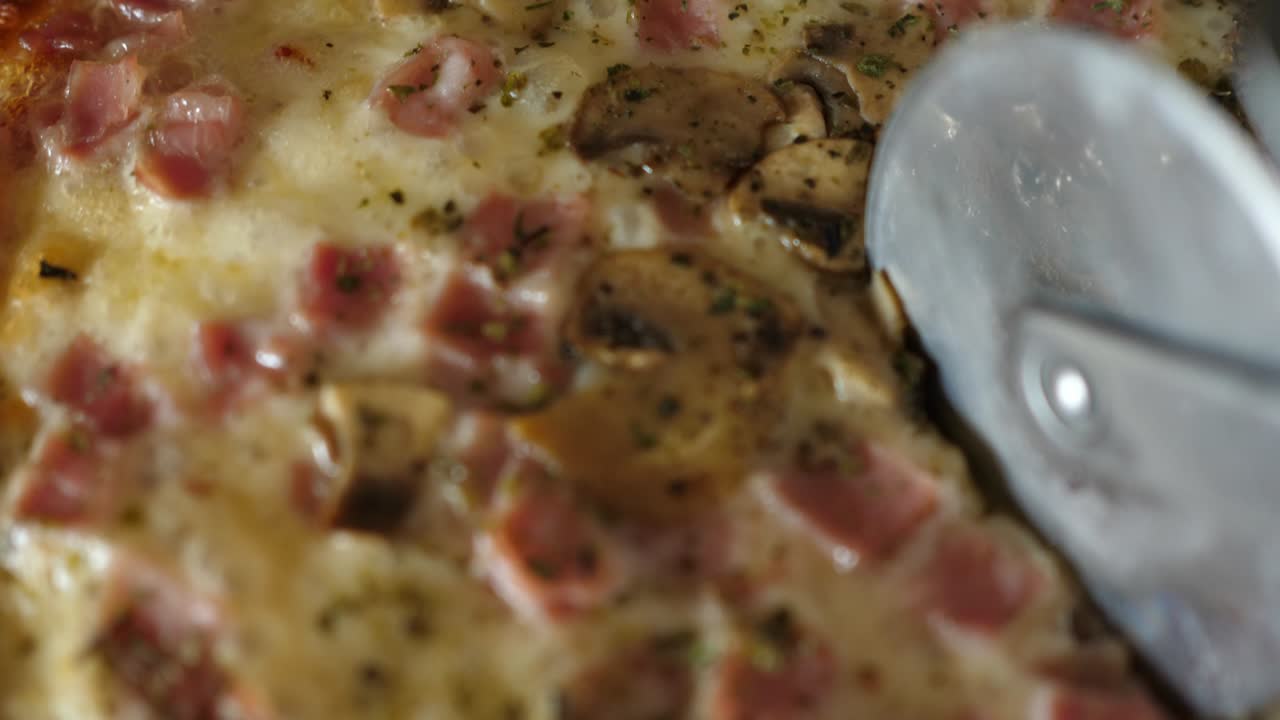 нарезка сыра пиццы макро крупный план сыра ветчина грибы круглый нож