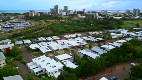 drone aéreo del suburbio de stuart park con el horizonte de la ciudad de darwin nt y la costa de australia