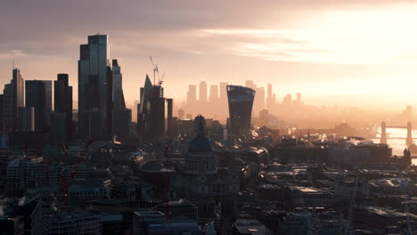 Toma-Aérea-Del-Control-Deslizante-Del-Centro-De-Londres-Con-Canary-Wharf-Al-Fondo-Al-Amanecer.