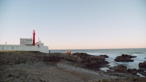 faro en la costa rocosa en cascais, portugal, vista tranquila y estable de copyspace
