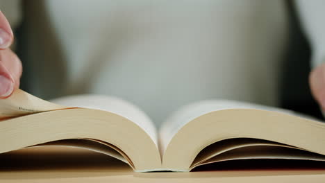 persona que lee un libro abierto