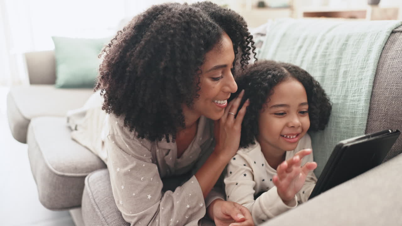 relajarse, tableta y madre con el niño en el sofá