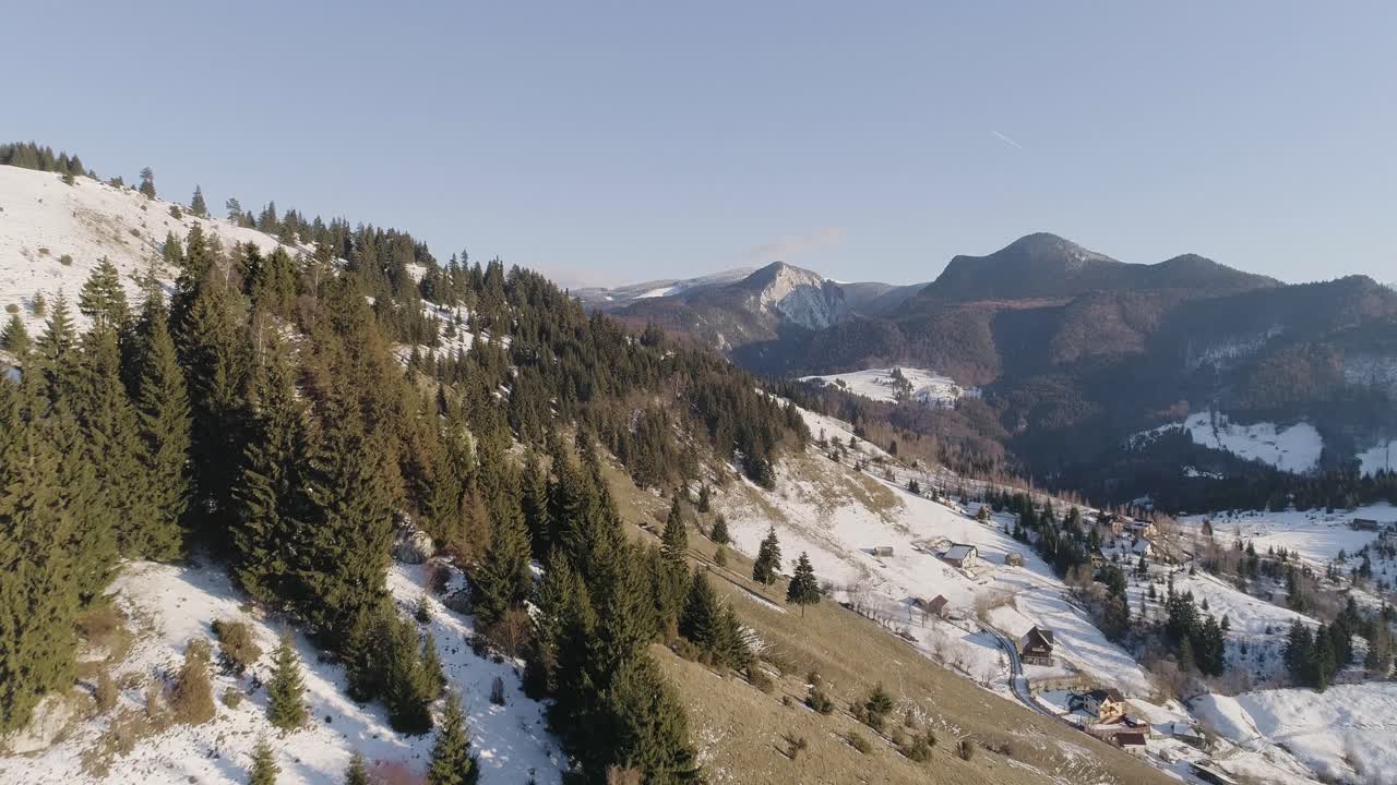 vista aérea de la zona rural de rumania al atardecer, durante el invierno