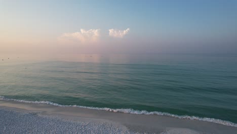 Luftaufnahme-Von-Flauschigen-Wolken-über-Dem-Golf-Von-Mexiko-Am-Strand-Von-Pensacola,-Florida-Bei-Sonnenaufgang