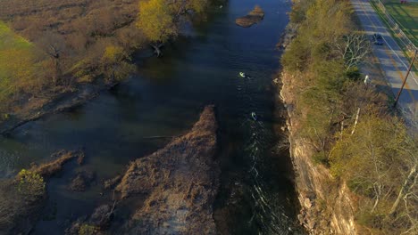 toma aérea de kayakistas saliendo de la sección de aguas bravas de elkhorn creek