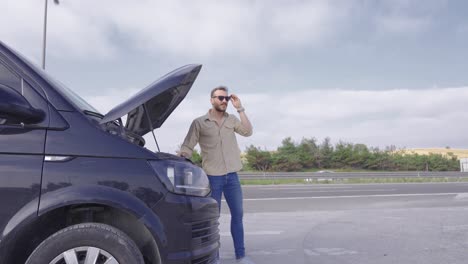 Die-Person,-Deren-Auto-Auf-Der-Autobahn-Eine-Panne-Hatte.