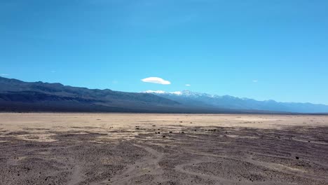 desierto de mojave en california, ee.uu. en verano - toma aérea de un dron
