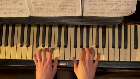 manos tocando el piano