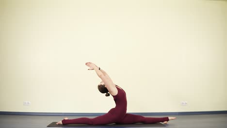 Junge-Sportliche-Frau-Entspannt-Sich-Nach-Einem-Stressigen-Tag-Mit-Yoga-Übungen.-Dehnung-Der-Muskeln-Und-Des-Rumpfes.