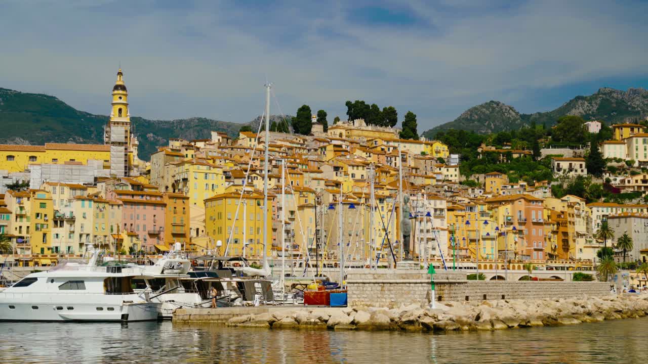 Vista della città di Mentone lungo la Costa Azzurra, Francia