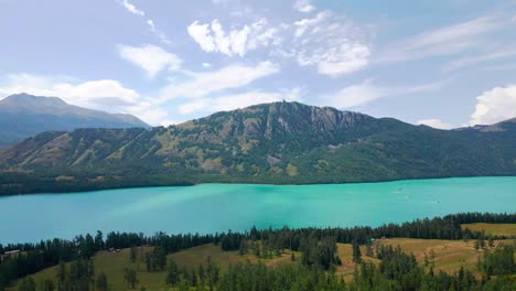 Plataforma-Rodante-De-Establecimiento-Aéreo-Del-Impresionante-Lago-Kanas,-Ecoparque-De-Xinjiang-China,-Mediodía