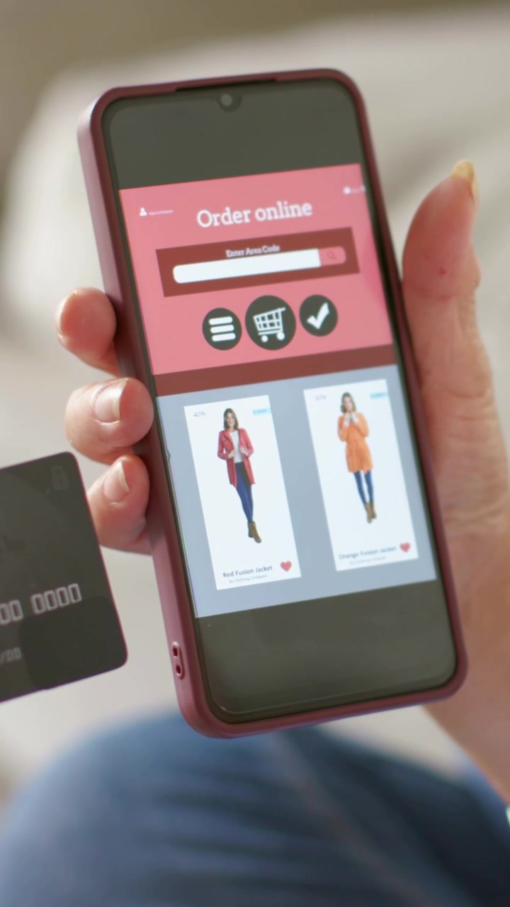 Video verticale: Carta che scorre da sinistra, donna con telefono e app per ordinare sul divano in pantaloni blu per pagare.