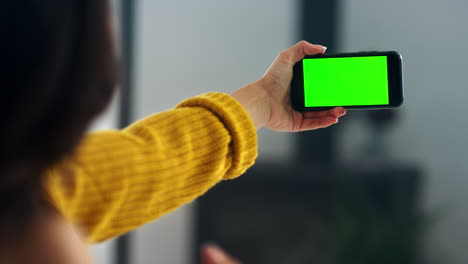 chica morena contando en frente de la cámara del teléfono inteligente en cámara lenta.