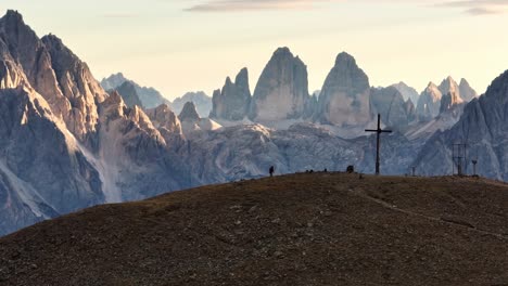 A-Medida-Que-El-Día-Llega-A-Su-Fin,-El-Drei-Zinne-Se-Alza-Alto-Y-Orgulloso,-Ofreciendo-Un-Panorama-Impresionante-Cuando-Se-Observa-Desde-Toblacher-Pfannhorn.