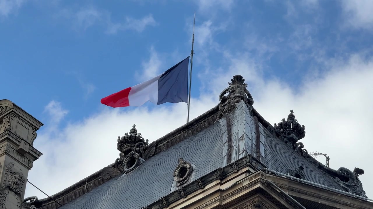 Bandiera della Francia in cima al Palazzo del Louvre a Parigi, architettura rinascimentale e moderna