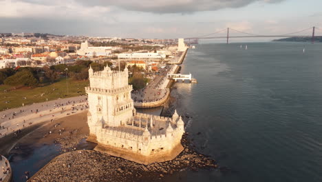 torre de belem en lisboa, portugal, vista desde un avión no tripulado