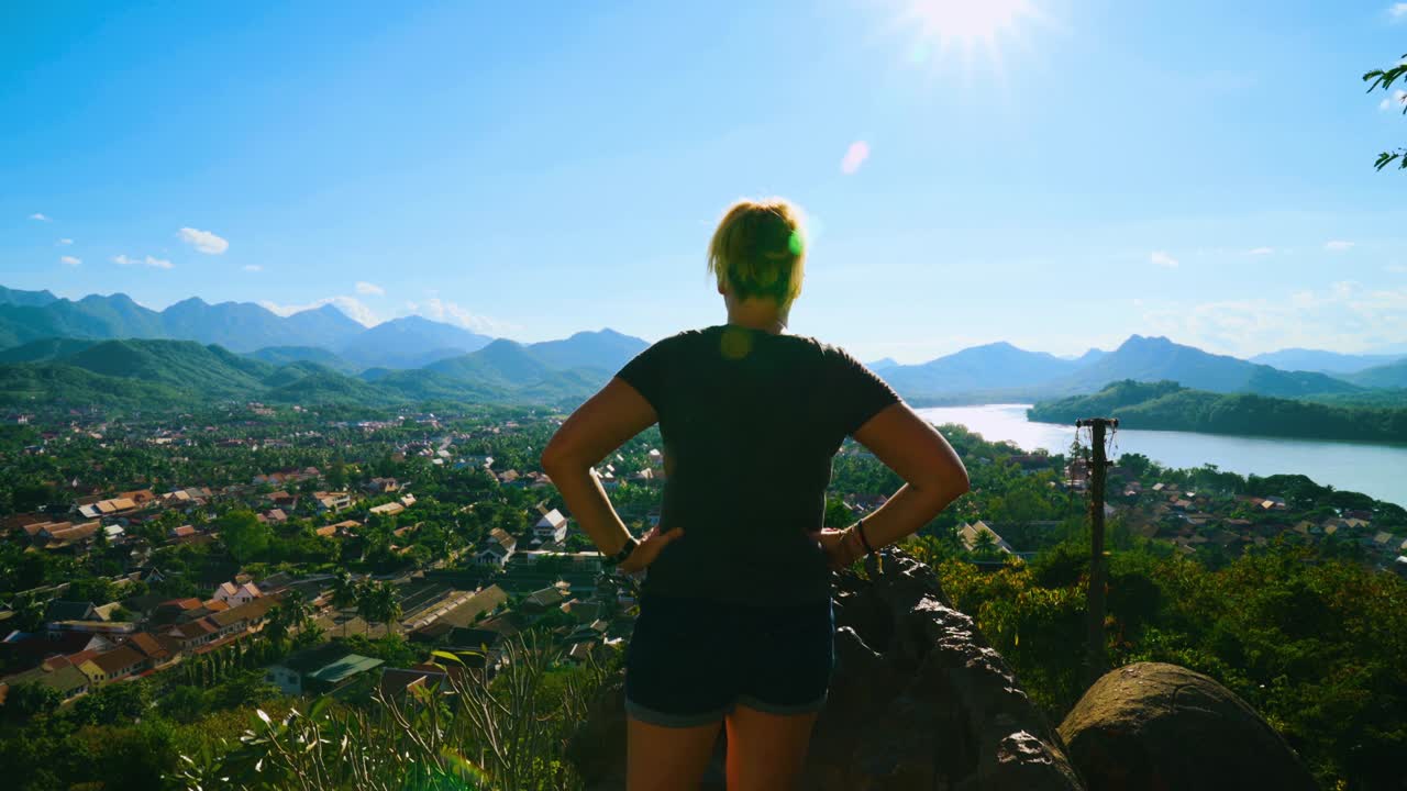 여성 관광객이 바라보는 뒷면과 풍경과 스카이 라오스의 빛 날의 도시 풍경