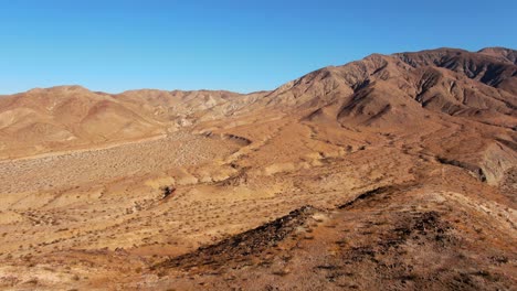 4k drone california desert revelan sobre el pico de la montaña
