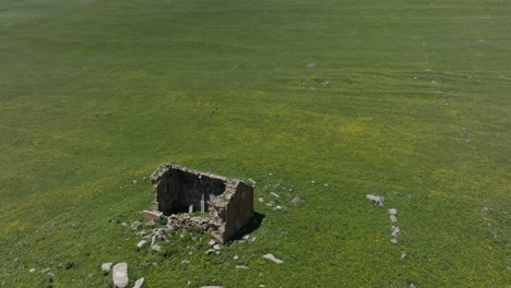 ruines de l'église rouge tabatskuri à samtskhe-javakheti, borjomi, géorgie