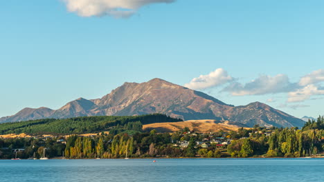 Ciudad,-Montaña-Y-Lago-De-Wanaka-En-La-Isla-Sur-De-Nueva-Zelanda---Lapso-De-Tiempo-Diurno