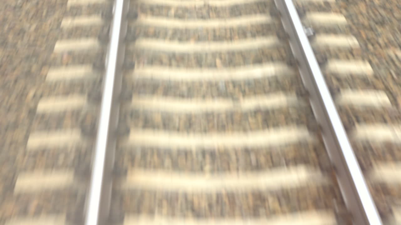 기차를 타면서 철로를 내려다보며