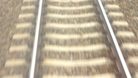 mirando hacia abajo en los ferrocarriles mientras va en un tren