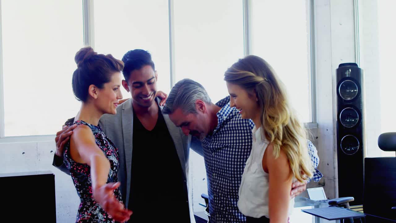 ejecutivos interactuando entre sí en la oficina 4k