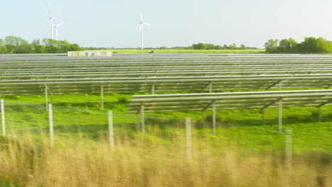 Imágenes-En-Cámara-Lenta-De-La-Planta-Solar-Que-Pasa-Por-El-Campo-Alemán