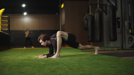 Ernsthafter-Männlicher-Boxer,-Der-Sich-Im-Sportverein-Aufwärmt.-Sportler-Trainiert-Im-Fitnessstudio