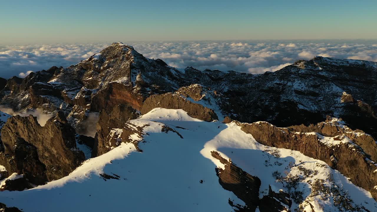 마데이라의 피코 루이보 산 정상에서 서사적이고 극적인 풍경을 드론으로 촬영