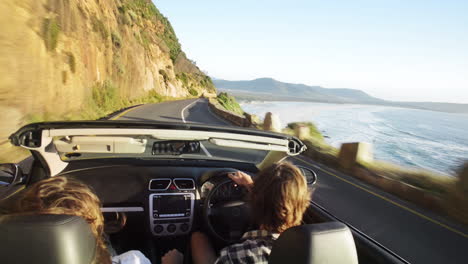 pareja conduciendo un coche descapotable cabriolet ciudad del cabo sudáfrica steadicam tiro