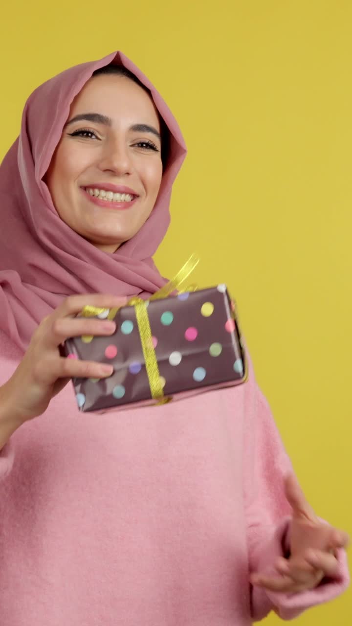 Wanita berhijab menerima hadiah