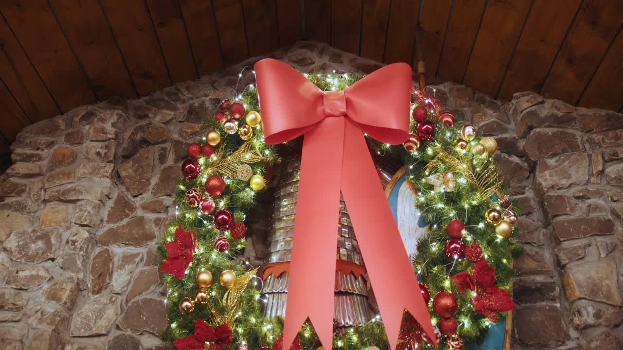 돌 벽난로 에 장식 된 크리스마스 꽃받침